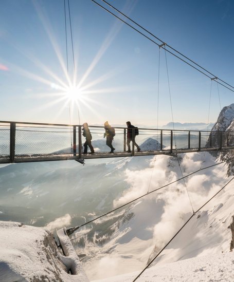 Spektakuläre Aus- und Weitblicke auf der 100 Meter langen Dachstein Hängebrücke | © David McConaghy