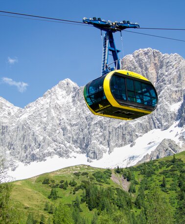 Was für ein Ausblick - die 10-minütige Auffahrt mit der Dachstein Panoramagondel | © Christoph Buchegger