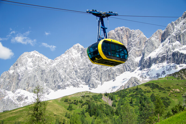 Was für ein Ausblick - die 10-minütige Auffahrt mit der Dachstein Panoramagondel | © Christoph Buchegger