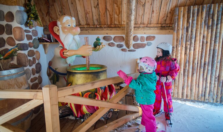Die Kinder zu Besuch bei Zaubermix am Galsterberg! | © Christine Höflehner