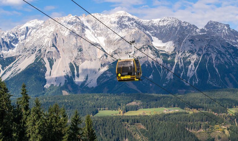 Die Hochwurzen bietet eine atemberaubende Aussicht auf das Dachsteinmassiv. | © Alexander Klünsner