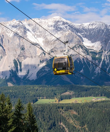 Die Hochwurzen bietet eine atemberaubende Aussicht auf das Dachsteinmassiv. | © Alexander Klünsner