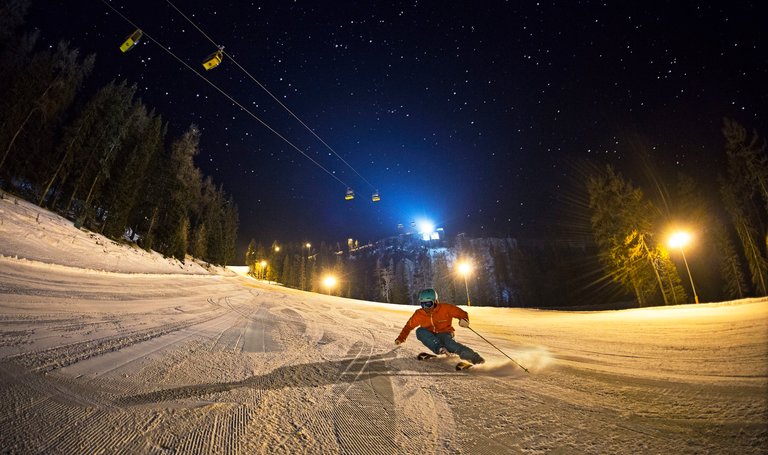 Die Beleuchtung garantiert Ihnen beste Sichtverhältnisse auf den präparierten Piste. | © Gregor Hartl