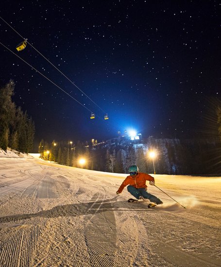 Die Beleuchtung garantiert Ihnen beste Sichtverhältnisse auf den präparierten Piste. | © Gregor Hartl