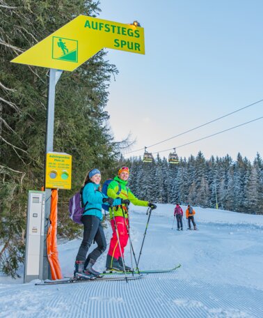 Tourengeher auf der präparierten Aufstiegsspur auf die Hochwurzen. | © René Eduard Perhab