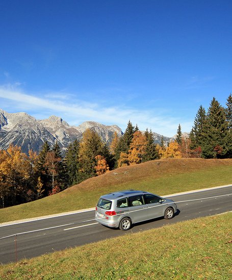 Fahrt durch eine bunte Herbstlandschaft auf der Planai-Mautstraße | © Martin Huber