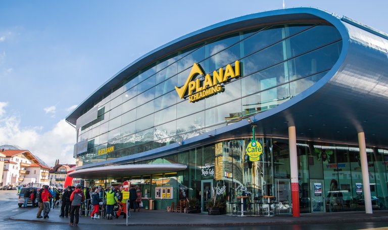 Der Planet Planai, die neue Talstation der Planai Hauptseilbahn mit Kassenbereich und Bushaltestelle direkt beim Eingang zum Lift | © Alexander Klünsnser
