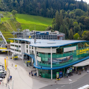 Der Planet Planai, die neue Talstation der Planai Hauptseilbahn mit der modernen 10er Gondel | © Hans-Peter Steiner