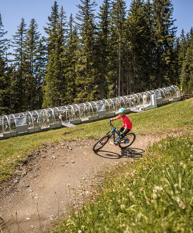 Junge Downhill Biker im Bikepark Planai | © Roland Haschka