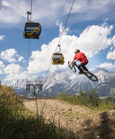 Sprünge im Bikepark Planai | © Roland Haschka