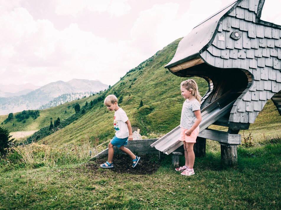 Zwei Kinder spielen im Tierholzpark | © Armin Walcher