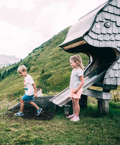 Zwei Kinder spielen im Tierholzpark | © Armin Walcher