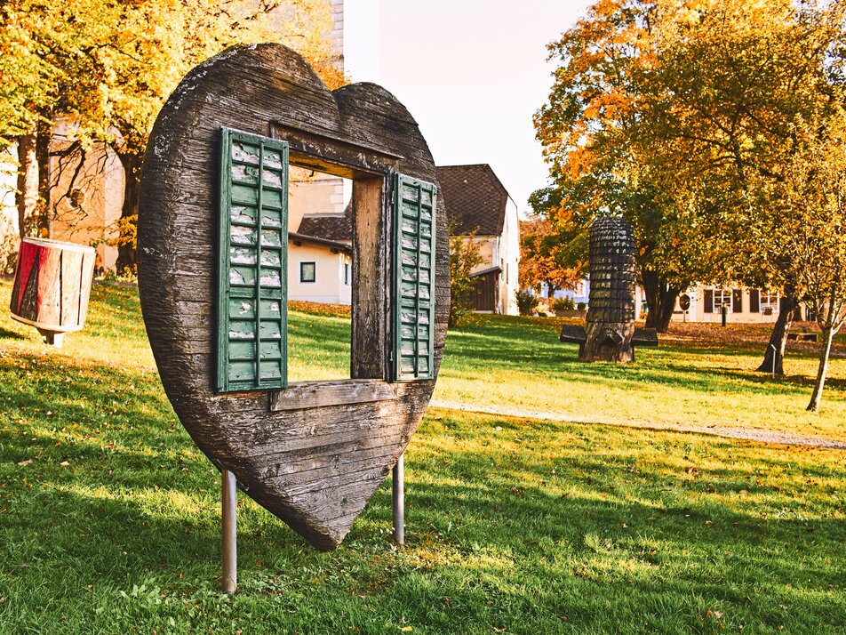 Herzförmige Holzskulptur mit Fenster | © Armin Walcher