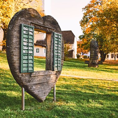 Heart shaped wooden sculptur | © Armin Walcher