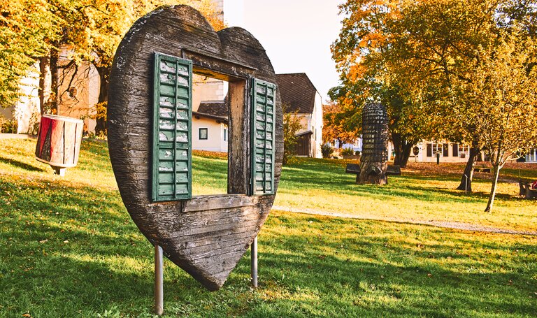 Herzförmige Holzskulptur mit Fenster | © Armin Walcher