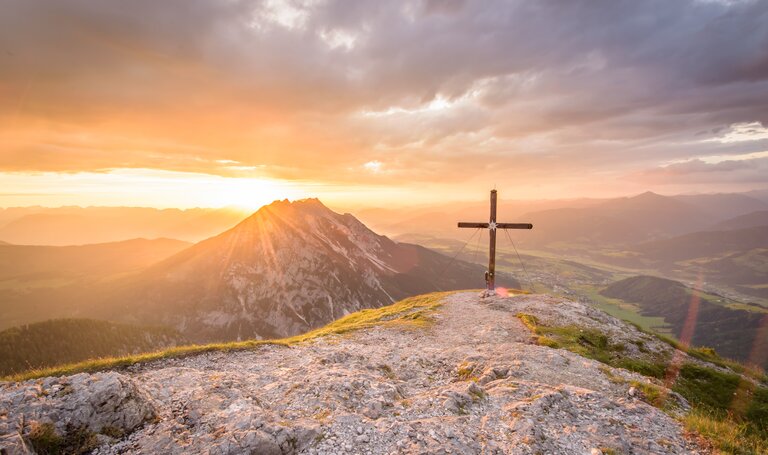 Gipfelkreuz des Stoderzinken in der Morgenröte