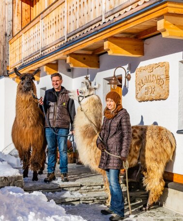 Bauersleute mit ihren Lamas vor dem Klausnerhof | © TVB Haus-Aich-Gössenberg@René Eduard Perhab