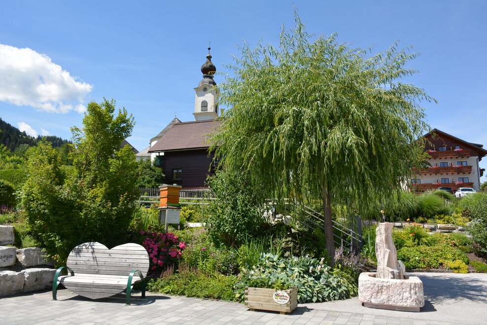 Schlossplatz Haus im Ennstal mit Herzbank und Brunnen | © Marktgemeinde Haus