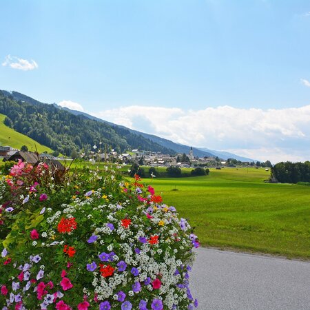Blumenkisterl mit Blick auf den Ort Haus | © Marktgemeinde Haus