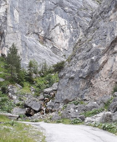 Bergstraße zwischen Felsklüften | © TVB Haus-Aich-Gössenberg