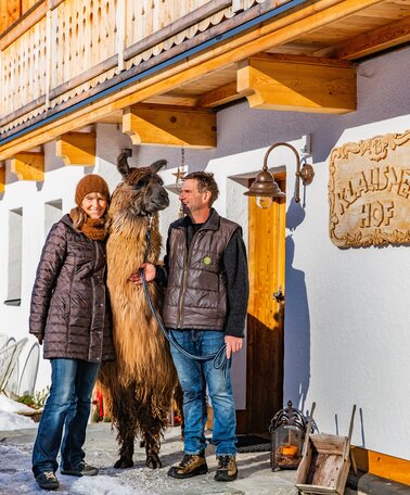 Klausnerhof - Bauersleute mit Lama | © TVB Haus-Aich-Gössenberg@René Eduard Perhab