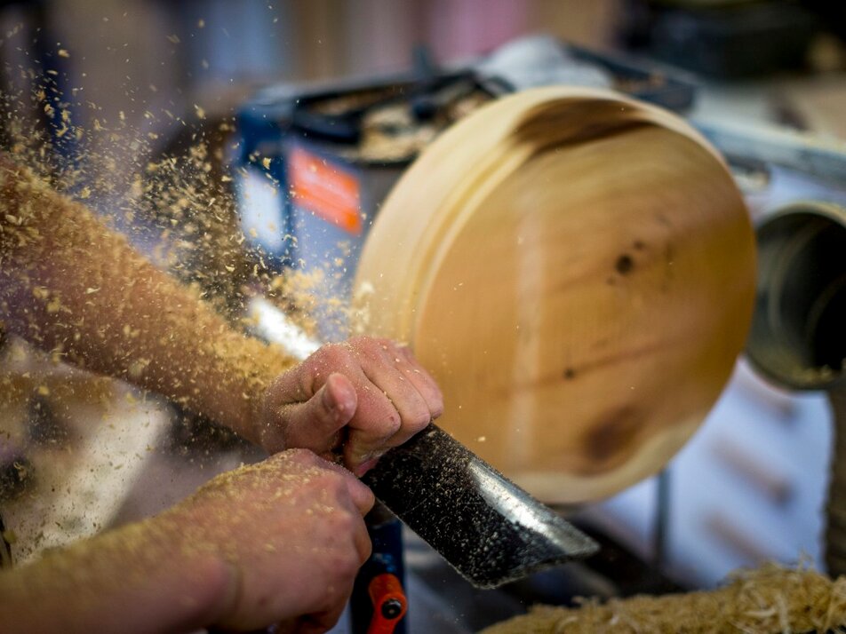 Drechsler bei der Arbeit | © Ikarus