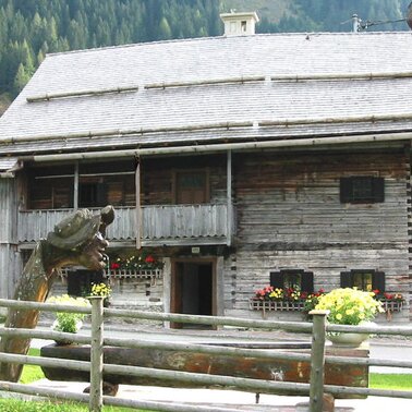 Blick auf das Mesnerhaus | © Herfried Marek