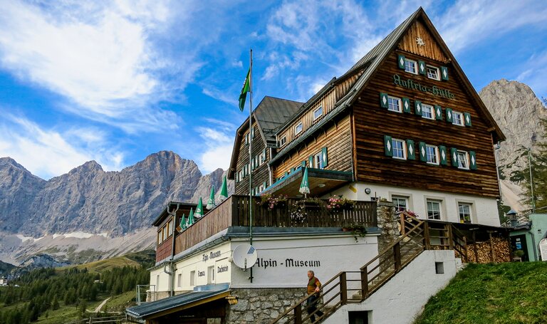 Austriahütte mit der Dachsteinsüdwand im Hintergrund. | © Herzog