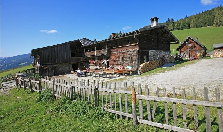 Der Blick auf die Halseralm im Sommer. | © Halseralm