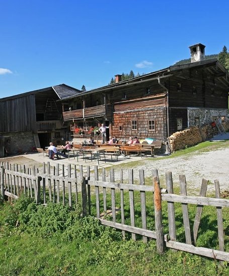Der Blick auf die Halseralm im Sommer. | © Halseralm
