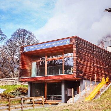 Außenaufnahme vom Leistungszentrum in Ramsau Ort. | © Loretta Kvitek