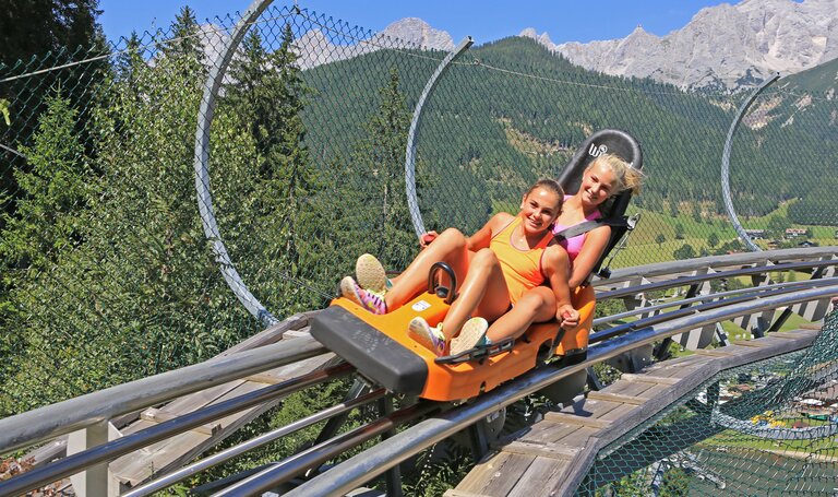 Zwei Kinder am Rittisberg Coaster.  | © Erlebnis Rittisberg
