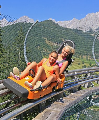 Zwei Kinder am Rittisberg Coaster.  | © Erlebnis Rittisberg