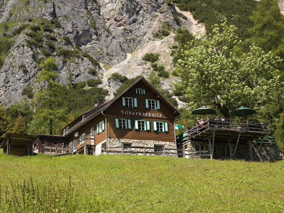 Die Schutzhütte bietet eine wunderschöner Aussicht von der Sonnenterrasse. | © Herwig Erlbacher