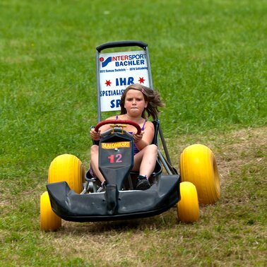 Girl racing at the slalom karting | © Tritscherhof