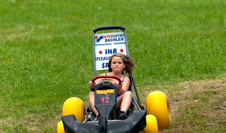 Mädchen beim Slalom Kart fahren | © Tritscherhof