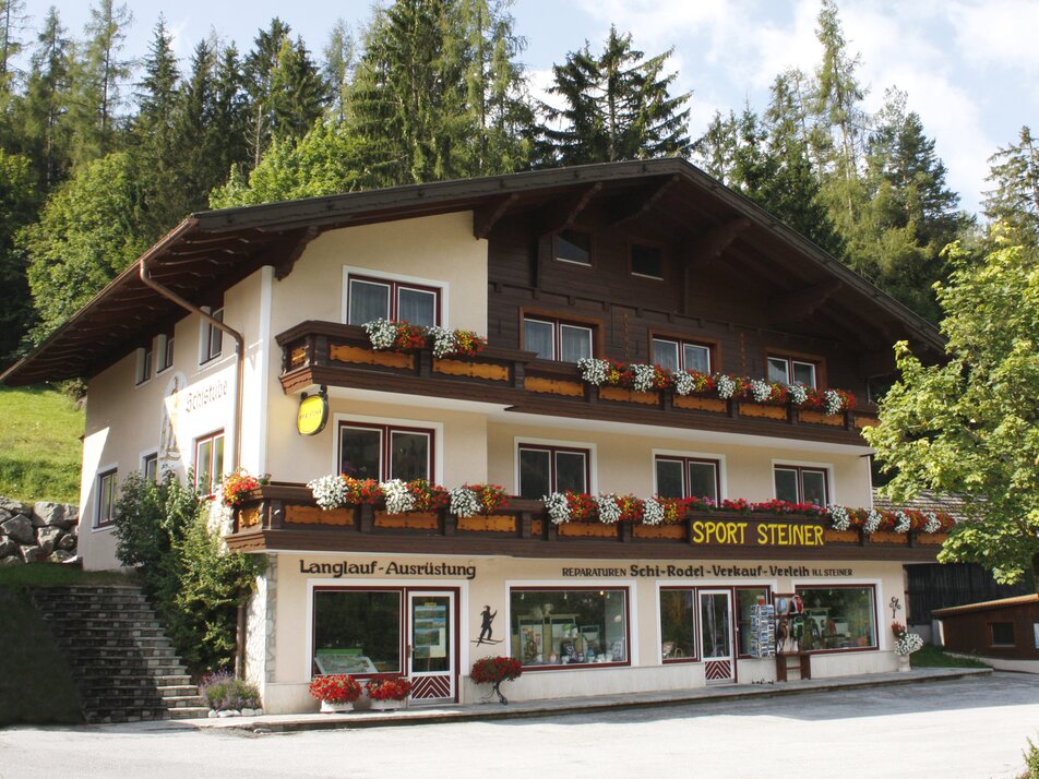 Sport Steiner neben der Hauptstraße in Ramsau Kulm.  | © Sport Steiner 