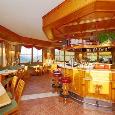 Gemütliche Hotelbar direkt an der Skipiste | © Gut Raunerhof