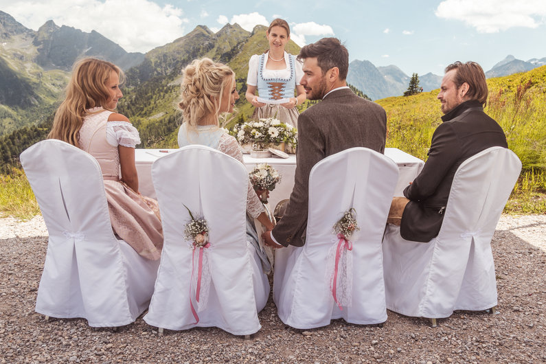 Ein Hochzeitspaar wird getraut auf der Schafalm | © Harald Steiner