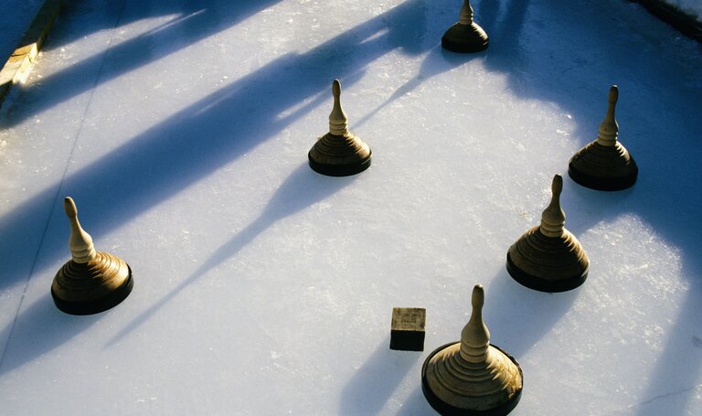 Verbringen Sie lustige Stunden mit Ihren Freunden bei einem lustigen Eisstockturnier | © Gery Wolf