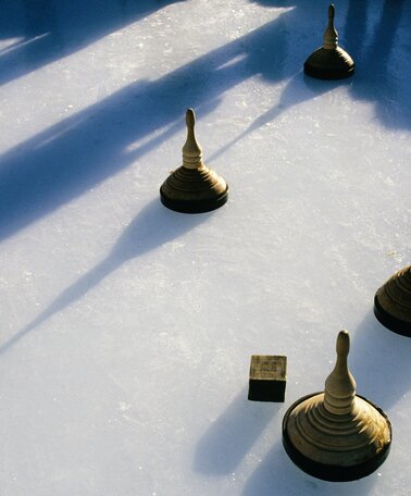 Verbringen Sie lustige Stunden mit Ihren Freunden bei einem lustigen Eisstockturnier | © Gery Wolf