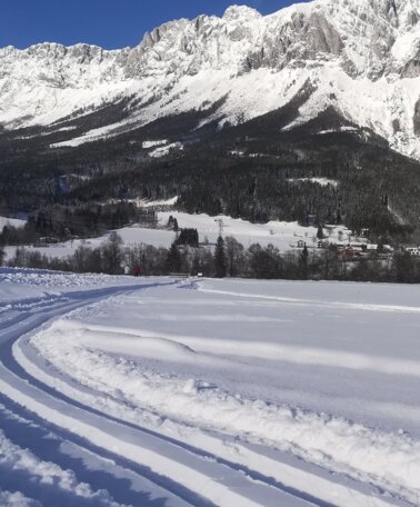 Langlaufen unter dem Panorama des Grimming in Öblarn | © Heidi Grundner/Erlebnisregion Schladming-Dachstein