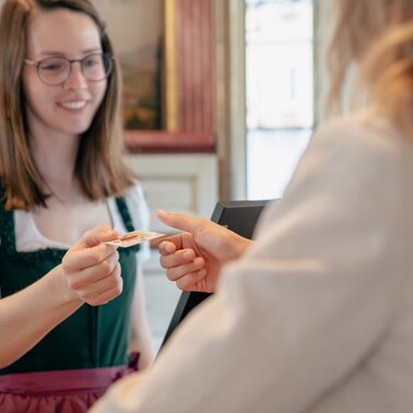 Rezeptionsleitung beim Check-In im Hotel Pichlmayrgut in Schladming | © (c) Pichlmayrgut
