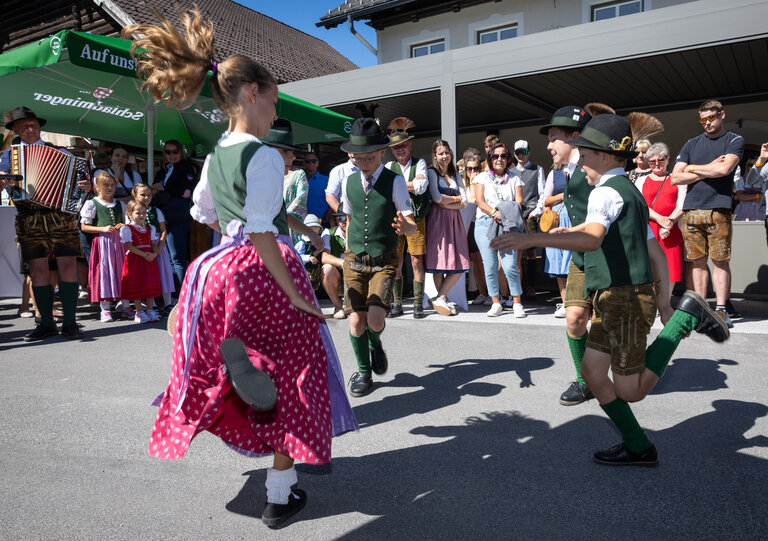 Mädchen und Burschen einer Kindertanzgruppe in festlicher Tracht beim Auftritt | © ARGE Aicher Kirtag©Harald Steiner