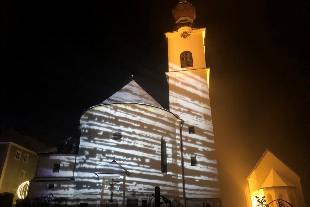 Lichterpfad 2020 - Pfarrkirche außen | © whiteriver.at