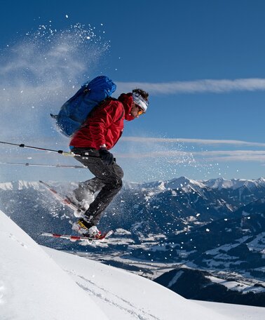 Schneeschuhwanderer springt in den Pulverschnee am Stoderzinken | © Herbert Raffalt