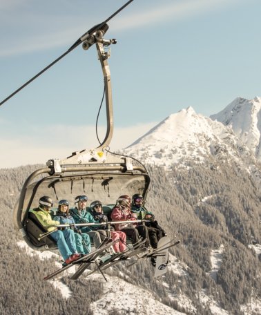Familie auf dem Sessellift in Schladming