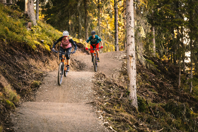 Downhill-Fahrer im Bikepark Planai | © Roland Haschka