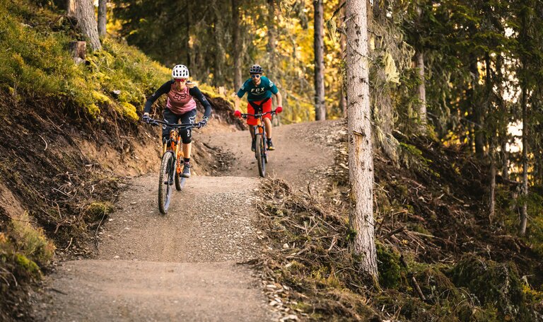 Downhill-Fahrer im Bikepark Planai | © Roland Haschka