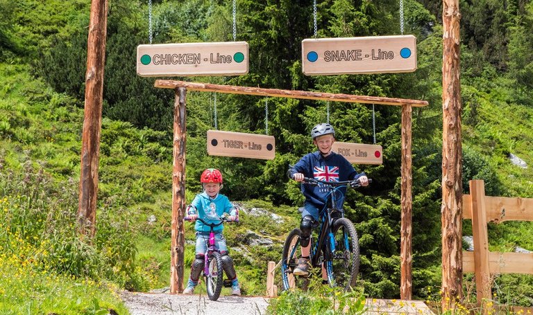 Kinder am Fahrrad auf den Junior Trails der Reiteralm